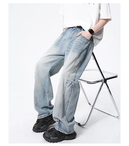 Vue détaillée du jean homme large bleu délavé vintage avec une coupe à panneaux