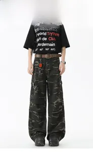 Détail des poches cargo latérales sur le pantalon de camouflage au style high street