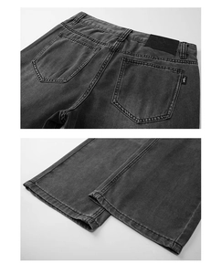 Vue détaillée du jean en denim lyocell noir délavé montrant les poches et l'ourlet