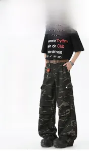 Détail macro du pantalon cargo camouflage homme avec des poches cargo à rabat