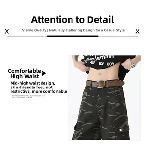 Détail de la taille du pantalon cargo camouflage avec cordon et ceinture en cuir imprimée