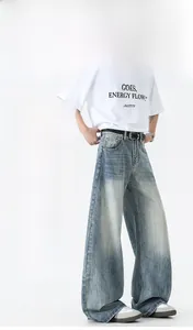 Vue détaillée du denim épais avec moustaches et délavage sur un jean à jambe large