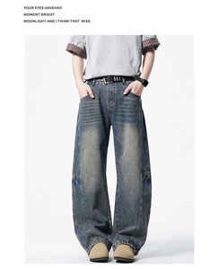 Détail du jean large high street avec délavage bleu vintage et texture denim décontractée