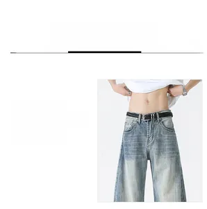 Détail du pantalon en jean bleu délavé à taille haute avec chaîne en métal argenté élégante