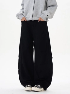 Vue détaillée du pantalon noir baggy rétro avec coupe courbée 3D et détails de couture