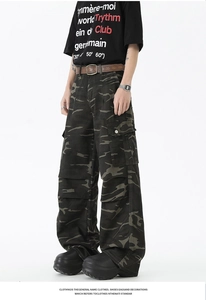 Vue détaillée des poches cargo latérales sur un pantalon camouflage ample pour hommes