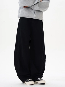 Détail du pantalon noir à jambes larges avec poches cargo et coutures de haute qualité