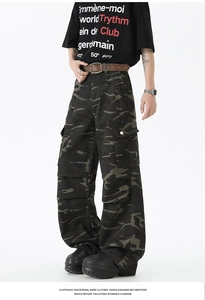 Vue détaillée du pantalon cargo camouflage ample avec de grandes poches utilitaires