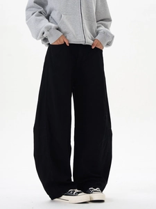 Détail du pantalon large noir à taille haute avec coutures courbées et texture en coton