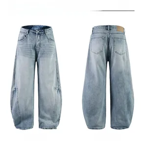 Vue avant et arrière du jean large bleu clair avec finition délavée et coutures incurvées