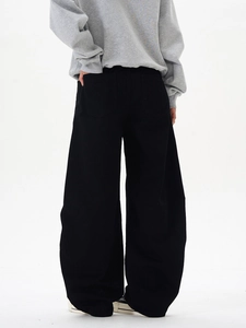 Vue arrière du pantalon noir large avec poches dorsales et coupe cleanfit structurée