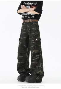 Détail du pantalon cargo camouflage avec grandes poches latérales et coupe droite ample
