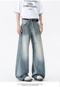 Vue complète d'un jean large bleu dégradé avec ceinture tressée sur fond blanc
