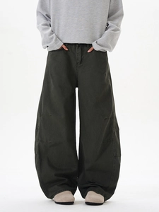 Détails des coutures structurées et du sergé gris foncé du pantalon rétro coupe banane
