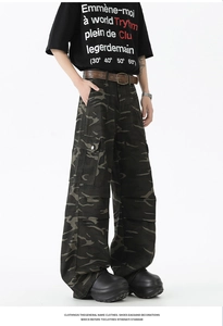 Détail du pantalon cargo large avec motif camouflage foncé et grandes poches latérales