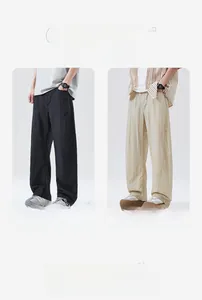 Detail der strukturierten Herren-Freizeithose in den Farben Schwarz und Aprikose