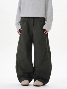 Détail du pantalon cargo large vert olive avec coutures structurées et coupe décontractée