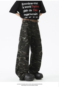 Vue détaillée d'un pantalon cargo camouflage large avec poches multiples et style tactique
