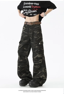 Détail d'un pantalon cargo camouflage ample pour hommes avec grandes poches et ceinture