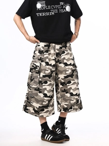Streetwear camouflage cargo shorts with large pockets and loose fit for men and women
