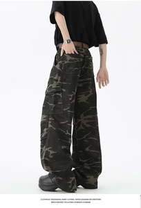Détail du pantalon cargo camouflage vintage avec grandes poches latérales et coupe large