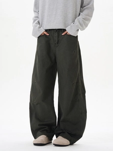 Vue détaillée du pantalon déconstruit large avec coutures apparentes vert foncé