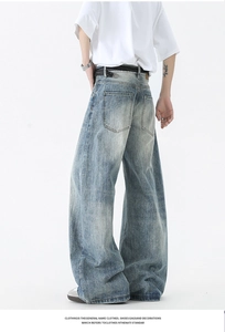 Vue détaillée du tissu denim bleu clair délavé et coutures de la poche arrière du jean