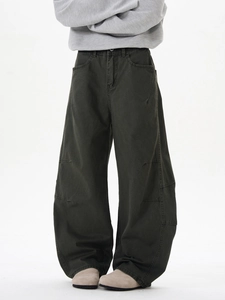 Détail du pantalon cargo ample vert olive avec de grandes poches et un tissu en coton lavé