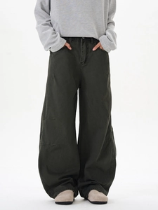 Vue détaillée du pantalon cargo gris anthracite surdimensionné avec un beau tombé lourd