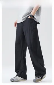 Nahaufnahme der schwarzen Herren-Streetstyle-Hose mit schnelltrocknender Textur