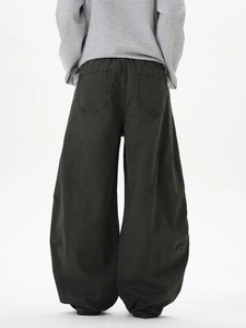 Vue détaillée du dos d'un pantalon streetwear ample avec une coupe décontractée