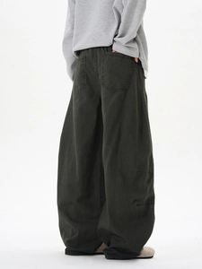 Vue arrière du pantalon rétro oversize avec grandes poches plaquées et tissu en sergé épais
