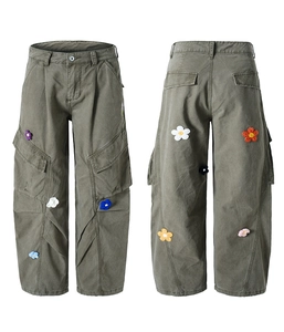 Vue détaillée du pantalon cargo vert olive avec broderies de fleurs au crochet 3D