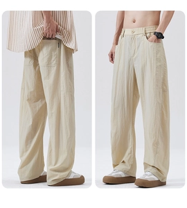 Vorder- und Rückansicht der locker sitzenden Lyocell-Hose für Herren in hellem Khaki