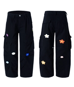 Vue avant et arrière du pantalon cargo noir avec broderie de fleurs 3D colorées