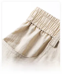 Detail von elastischem Bund und geschwungenem Vordertaschen-Design an beige Freizeithose