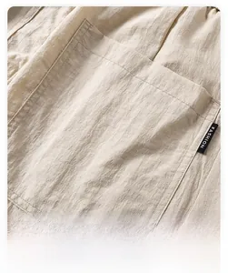 Nahaufnahme der Gesäßtasche und des Fashion-Labels an der hellbeige Lyocell-Hose
