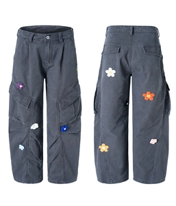 Vue détaillée du pantalon cargo avec fleurs au crochet 3D et grandes poches à rabat