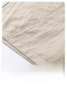 Detailansicht der glatten Saumkante und Doppelnaht an der beigen Freizeithose für Herren