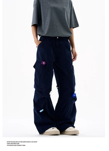 Détails de la broderie florale 3D sur le pantalon cargo baggy streetwear bleu marine