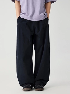 Men's high street vintage loose wide leg pleated cargo pants in deep black color