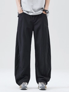 Locker geschnittene schwarze Herren-Sporthose mit weitem Bein aus Lyocell-Gewebe