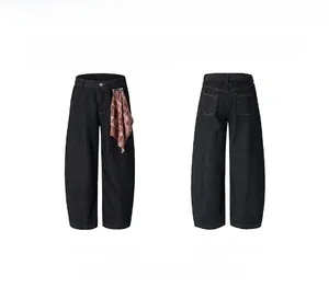 Vue détaillée du jean baggy noir avec accessoire bandana à carreaux rouges amovible