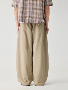 Back view of khaki wide-leg cargo pants with pleat details in urban streetwear style