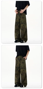 Detail of baggy camouflage cargo pants for men featuring street style pockets and fabric