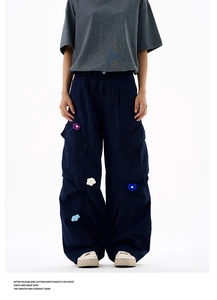 Détail du pantalon cargo bleu marine avec broderie de fleurs au crochet en 3D