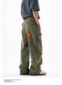 Détail du pantalon cargo vert armée avec fleurs au crochet 3D et grandes poches à rabat