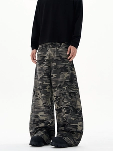 Men's baggy camouflage cargo pants with utility pockets in street fashion style