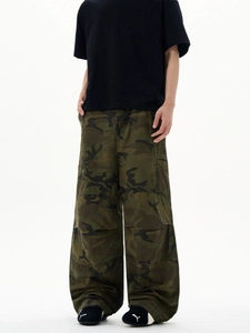Men's loose camouflage cargo pants with wide-leg cut and knee patchwork design