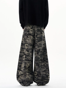 Streetwear camouflage cargo pants with loose fit and large side flap pockets